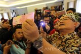 Kepala Perwakilan Bank Indonesia (BI) Jember Achmad Bunyamin (kanan)mensosialisasikan desain uang baru di Kantor Bupati Banyuwangi, Jawa Timur, Kamis (19/1). Kegiatan tersebut, selain mensosialisasikan desain uang baru juga untuk menepis isu hoak yang beredar diantaranya, tentang gambar pahlawan, kesamaan dengan mata uang Yen dan adanya logo palu arit. Antara Jatim/Budi Candra Setya/zk/17. 