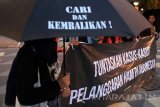Sahabat Aksi Kamisan menggelar 10 tahun Aksi Kamisan di Depan Grahadi Surabaya, Jawa Timur, Kamis (19/1). Aksi tersebut dalam rangka memperingati 10 tahun Aksi Kamisan yang digelar Jaringan Solidaritas Korban untuk Keadilan (JSKK) setiap hari kamis di depan Istana Merdeka, Jakarta. Antara Jatim/Umarul Faruq/zk/17 
