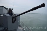 Seorang awak kapal KRI Fatahillah-361 bersiap menembak pesawat yang akan melakukan serangan udara saat gladih kotor Latihan Pratugas Satgas Operasi Pengamanan Perbatasan (Pamtas) Laut Koarmatim di Laut Jawa, Kamis (19/1). Latihan itu untuk melatih kesiapan prajurit yang terlibat dalam Satgas operasi pengamanan perbatasan Malindo Satgas Operasi 'Prisai Ambalat' dan Philindo Satgas Operasi 'Perisai Kawanua'. Antara Jatim/Syaiful Arif/zk/17