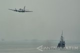 Pesawat Cassa 212 melakukan aksi saat gladih kotor Latihan Pratugas  Satgas Operasi Pengamanan Perbatasan (Pamtas) Laut Koarmatim di Laut Jawa, Kamis (19/1). Latihan itu untuk melatih kesiapan prajurit yang terlibat dalam Satgas operasi pengamanan perbatasan Malindo Satgas Operasi 'Prisai Ambalat' dan Philindo Satgas Operasi 'Perisai Kawanua'. Antara Jatim/Syaiful Arif/zk/17 