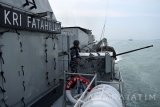 Seorang awak kapal KRI Fatahillah-361 bersiap menembak pesawat yang akan melakukan serangan udara saat gadih kotor Latihan Pratugas  Satgas Operasi Pengamanan Perbatasan (Pamtas) Laut Koarmatim di Laut Jawa, Kamis (19/1). Latihan itu untuk melatih kesiapan prajurit yang terlibat dalam Satgas operasi pengamanan perbatasan Malindo Satgas Operasi 'Prisai Ambalat' dan Philindo Satgas Operasi 'Perisai Kawanua'. Antara Jatim/Syaiful Arif/zk/17