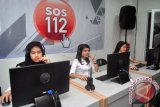 Petugas operator layanan darurat Kota Bogor 112 saat menerima panggilan telepon saat peresmian di Pos Pengamanan Terpadu, jalan Juanda, Kota Bogor, Jawa Barat. Layanan darurat Kota Bogor 112 dapat diakses dari semua operator telepon selular maupun rumah selama 24 jam untuk informasi masalah kedaruratan medis, kebakaran, gangguan keamanan, bencana, kecelakaan, dan kegawatdaruratan lainnya.  (ANTARA FOTO/Arif Firmansyah/Dok).