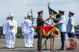 Panglima TNI Jenderal TNI Gatot Nurmantyo (tengah) menyerahkan panji-panji TNI AU Swa Bhuwana Paksa kepada Pejabat baru KASAU Marsekal TNI Hadi Tjahjanto (kedua kanan) disaksikan oleh Pejabat lama Marsekal TNI Agus Supriatna (kanan) saat Sertijab Kepala Staf TNI Angkatan Udara (KASAU) di Taxi Way 'Echo' Lanud Halim Perdanakusuma, Jakarta, Jumat (20/1). Jabatan KASAU yang sebelumnya di jabat oleh Marsekal TNI Agus Supriatna digantikan oleh Marsekal TNI Hadi Tjahjanto. ANTARA FOTO/M Agung Rajasa/wdy/17