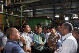 Wakil Ketua Komisi VI DPR RI, Azam Azman Natawijana (kiri) anggota Komisi VI DPR RI Nasim Khan (kanan) di dampingi Bupati Situbondo Dadang Wigiarto (ketiga kiri), Direktur Operasional PTPN XI Moch. Cholidi (kedua kiri) saat kunjungan kerja ke Pabrik Gula (PG) Wringin Anom, Panarukan, Situbondo, Jawa Timur, Jumat (20/1). Dalam kunjungan tersebut DPR RI  menindaklanjuti rencana pemerintah yang akan melakukan penutupan tiga PG di Situbondo, yaitu PG Wringin Anom, PG Olean, PG Panji untuk efisiensi karena kapasitas produksinya rendah. Antara Jatim/Seno/zk/17