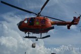 Helikopter SAR menurunkan barang di KRI Fatahillah saat  latihan pengiriman barang Pratugas Satgas Operasi Pengamanan Perbatasan (Pamtas) Maphilindo 2017 di Laut Jawa, Sabtu (21/1). Latihan itu untuk melatih kesigapan pengiriman barang menggunakan helikopter dari kapal utama ke kapal lainnya yang membutuhkan logistik. Antara Jatim/Syaiful Arif/zk/17