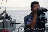 Personel KRI Fatahilla melakukan latihan penembakan rangkaian latihan Pratugas Operasi Pengamanan Perbatasan (Pamtas) Laut 2017 di Laut Jawa, Jumat (20/1). Latihan tersebut untuk melatih sistem penembakan kapal secara otomatis maupun secara manual dan juga untuk melatih kesigapan personel. Antara Jatim/Syaiful Arif/zk/17