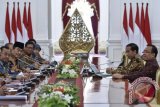 Presiden Joko Widodo (kedua kanan) didampingi Mensesneg Pratikno (kanan) menerima Ketua Umum Ikatan Cendekiawan Muslim Indonesia Jimly Asshiddqie (tengah) bersama pengurus di Istana Merdeka, Jakarta, Senin (23/1). Pertemuan tersebut diantaranya membahas rencana pembentukan Bank Wakaf Ventura, masalah kebangsaan dan ancaman terhadap kebhinekaan, serta menyerahkan hasil Silaturahmi Kerja Nasional (Silaknas) ICMI. ANTARA FOTO/Puspa Perwitasari/wdy/17.