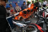 Polisi menunjukkan sejumlah tersangka begal sepeda motor dengan barang bukti saat gelar rilis di Polres Kediri, Jawa Timur, Senin (23/1). berikut barang buktinya di hadapan wartawan di Polres Kediri, Jawa Timur, Senin (23/1). Memasuki tahun 2017 polres Kediri berhasil menangkap tiga komplotan begal berumur 15-17 tahun. Antara Jatim/Prasetia Fauzani/zk/17