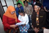 Menteri Sosial yang juga Ketua Yayasan Taman Pendidikan dan Sosial Nahdlatul Ulama (YTPSNU) Khofifah Indar Parawansa (kiri) berbincang dengan Indah Sari (tengah) dan Djoyokardi (kanan) disela-sela pemutaran film pendek di SMA Khadijah Surabaya, Jawa Timur, Minggu (22/1). Dalam kesempatan tersebut Mensos memberikan bantuan jaminan perlindungan sosial pada Indah Sari dan Djoyokardi yang merupakan pemeran dari film pendek 'Mata Hati Djoyokardi' karya siswa-siswi SMA Khadijah Surabaya yang berhasil meraih juara dua festival film pendek Indonesia 2016. Antara Jatim/M Risyal Hidayat/zk/17