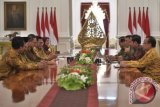 Presiden Joko Widodo (kedua kanan) didampingi Menteri Pratikno (kanan), Wiranto (ketiga kanan), dan Pramono Anung (keempat kanan) bertemu dengan Pimpinan MPR Hidayat Nur Wahid (kedua kiri), Zulkifli Hasan (ketiga kiri), dan Oesman Sapta (keempat kiri) di Istana Merdeka, Jakarta, Selasa (24/1). Pertemuan tersebut merupakan rapat konsultasi membahas soal kenegaraan. ANTARA FOTO/Rosa Panggabean/wdy/17.