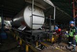 Pekerja teknik mengelas rangka gerbong kereta api pengangkut bahan bakar minyak di Balai Yasa Gubeng, Surabaya, Jawa Timur, Senin (23/1). Berbagai macam perbaikan dan perawatan gerbong dan kereta api dilakukan di tempat yang dulu dibangun oleh pemerintah Belanda pada tahun 1912, agar kereta api siap beroperasi dengan baik. Antara Jatim/Didik Suhartono/zk/17