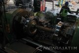 Pekerja teknik membubut roda kereta api di Balai Yasa Gubeng, Surabaya, Jawa Timur, Senin (23/1). Berbagai macam perbaikan dan perawatan gerbong dan kereta api dilakukan di tempat yang dulu dibangun oleh pemerintah Belanda pada tahun 1912, agar kereta api siap beroperasi dengan baik. Antara Jatim/Didik Suhartono/zk/17