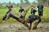 Dua pesilat menunjukan kemampuannya 