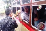 Dirut PT Timah Tbk, M Riza Pahlevi (kanan) me launching POWNIS City Tour di Museum Timah Indonesia, Pangkalpinang, Kepulauan Bangka Belitung, Selasa (24/1/2017). Untuk mendukung industri pariwisata dan kunjungan wisatawan di Kota Pangkalpinang, Provinsi Kepulauan Bangka Belitung, PT Timah (Persero) Tbk meluncurkan mobil atau Oto POWNIS (Perkumpulan Oto-Oto Warga Negara Indonesia) City Tour, sebagai komitmen perusahaan berplat merah itu membangun daerah kepulauan tersebut. (Foto Antara/Aprionis)