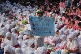 Ratusan murid mengikuti sarapan bersama saat Bancakan Hari Gizi Nasional di halaman sekolah SD Muhammadiyah 15 Surabaya, Jawa Timur, Rabu (25/1). Kegiatan yang diikuti oleh 730 murid dan 80 guru tersebut bertujuan agar murid memahami arti gizi seimbang dan mempraktekkannya dalam kehidupan sehari-hari sekaligus dalam rangka memperingati Hari Gizi Nasional. Antara Jatim/Moch Asim/zk/17