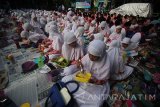 Ratusan murid mengikuti sarapan bersama saat Bancakan Hari Gizi Nasional di halaman sekolah SD Muhammadiyah 15 Surabaya, Jawa Timur, Rabu (25/1). Kegiatan yang diikuti oleh 730 murid dan 80 guru tersebut bertujuan agar murid memahami arti gizi seimbang dan mempraktekkannya dalam kehidupan sehari-hari sekaligus dalam rangka memperingati Hari Gizi Nasional. Antara Jatim/Moch Asim/zk/17