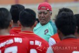 Pelatih Persepam Madura Utama (P-MU) yang baru, Rudy William Keltjes (kedua kanan) memberikan arahan saat melakukan seleksi pemain di Stadion Gelora Ratu Pamelingan (SGRP), Pamekasan, Jawa Timur, Rabu (25/1). Mantan pemain Persebaya dan Timnas tahun 70-an tersebut mentargetkan bisa mengembalikan P-MU ke Liga Super Indonesia pada musim kompetisi tahun 2018. Antara Jatim/Saiful Bahri/zk/17