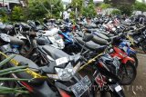 Seorang petugas mendata kendaraan sepeda motor di Polsek Patrang, Jember, Jawa Timur, Rabu (25/1). Polsek Patrang berhasil mengamankan 86 sepeda motor, 173 BPKB dan 156 STNK sepeda motor dan mobil, 108 akta jual beli, 66 sertifikat tanah dan rumah yang diduga hasil tindak kriminalitas. Antara Jatim/Seno/zk/17