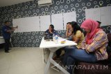 Direktur Ciputra Group serta Sekretaris Yayasan Ciputra Pendidikan dan Enterpreneur in Recidence UC Denny Bernardus (kiri) berdiskusi dengan para wartawan saat acara Sarasehan Media dan Universitas Ciputra di Surabaya, Jawa Timur, Rabu (25/1). Sarasehan yang dikemas dengan workshop singkat bertema Efektuasi dalam Start-Up Bisnis tersebut bertujuan untuk menumbuhkan jiwa wirausaha bagi insan media sekaligus menambah keakraban antara Universitas Ciputra dengan para insan media. Antara Jatim/Moch Asim/zk/17