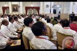 Presiden Joko Widodo (kanan) menyampaikan arahan saat pembukaan Executive Leadership Program bagi Direksi BUMN di Istana Negara, Jakarta, Rabu (25/1). Presiden Joko Widodo meminta proses pembentukan holding (perusahaan induk) bagi BUMN dilakukan hati-hati dengan kalkulasi yang matang. ANTARA FOTO/Puspa Perwitasari/wdy/17
