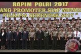 Presiden Joko Widodo (tengah) didampingi Kapolri Jenderal Pol Tito Karnavian (kelima kiri), Menko Polhukam Wiranto (keempat kiri), Panglima TNI Jenderal TNI Gatot Nurmantyo (kelima kanan) berfoto bersama usai membuka Rapim Polri 2017 di Auditorium PTIK, Jakarta, Rabu (25/1). Presiden menekankan pentingnya Polri memperoleh kepercayaan publik terutama dalam penanganan sejumlah perkara atau pelayanan oleh kepolisian yang belum sepenuhnya baik. ANTARA FOTO/Puspa Perwitasari/wdy/17.
