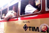 Dirut PT Timah Tbk, M Riza Pahlevi (kanan) me launching POWNIS City Tour di Museum Timah Indonesia, Pangkalpinang, Kepulauan Bangka Belitung, Selasa (24/1/2017). Untuk mendukung industri pariwisata dan kunjungan wisatawan di Kota Pangkalpinang, Provinsi Kepulauan Bangka Belitung, PT Timah (Persero) Tbk meluncurkan mobil atau Oto POWNIS (Perkumpulan Oto-Oto Warga Negara Indonesia) City Tour, sebagai komitmen perusahaan berplat merah itu membangun daerah kepulauan tersebut. (Foto Antara/Aprionis)