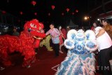 Sejumlah warga keturunan Tionghoa memberikan angpao saat pertunjukan Barongsai di Gasebo Banyuwangi, Jawa Timur, Rabu (25/1) malam. Pertunjukan yang menampilkan kesenian barongsai dan liang liong pada Malam Budaya Tionghoa tersebut, sebagai bagian perayaan Tahun Baru Imlek yang ke 2568. Antara Jatim/Budi Candra Setya/zk/17