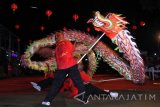 Kesenian khas Tionghoa liang liong menunjukan aksinya pada acara Malam Budaya Tionghoa di Gasebo Banyuwangi, Jawa Timur, Rabu (25/1) malam. Pertunjukan yang menampilkan kesenian barongsai dan liang liong pada Malam Budaya Tionghoa tersebut, sebagai bagian perayaan Tahun Baru Imlek yang ke 2568. Antara Jatim/Budi Candra Setya/zk/17