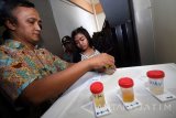 Petugas melakukan tes urine dari penghuni indekos ketika berlangsungnya razia yustisi dan narkoba di Surabaya, Jawa Timur, Kamis (26/1). Kegiatan yang dilakukan Badan Narkotika Nasional (BNN) Kota Surabaya, Koramil dan Satpol PP Kota Surabaya tersebut bertujuan meminimalisir peredaran narkoba di masyarakat khususnya indekos. Antara Jatim/M Risyal Hidayat/zk/17