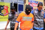 Polisi menggiring tersangka yang memproduksi rokok ilegal dengan pita cukai bekas saat gelar rilis di Polresta Sidoarjo, Jawa Timur, Jumat (27/1). Satreskrim Polresta Sidoarjo berhasil mengamankan barang bukti rokok siap jual sebanyak 50 bal/12 karon dengan tersangka yang memproduksi rokok ilegal menggunakan pita cukai bekas. Antara Jatim/Umarul Faruq/zk/17