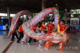 Atraksi Liang Liong dipertunjukan kepada penumpang dan pengunjung bandara di Terminal 1 Bandara Internasional Juanda, Surabaya, Jawa Timur, Jumat (27/1). Pertunjukan yang menampilkan kesenian Barongsai dan Liang Liong tersebut untuk menghibur pengunjung Bandara di area publik terminal dan menyambut Tahun Baru Imlek 2568. Antara Jatim/Umarul Faruq/zk/17