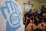 Petugas Badan Narkotika Nasional (BNN) Kota Surabaya memberikan penjelasan kepada pelajar sekolah dasar tentang bahaya narkoba di Surabaya, Jawa Timur, Jumat (27/1). Kegiatan yang diikuti sejumlah pelajar sekolah dasar tersebut guna memberi pemahaman tentang bahayanya narkoba. Antara Jatim/Didik Suhartono/zk/17