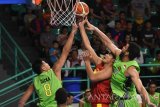 Pebasket Tim Nasional (Timnas) Indonesia Firman Dwi Nugroho (tengah) dihadang pebasket Pasific Caesar Surabaya Kevin Louiselle (kanan) dan Dicka Surya (kiri) dalam pertandingan persahabatan di GOR Kertajaya Surabaya, Jawa Timur, Kamis (26/1). Pertandingan tersebut merupakan bagian dari pemusatan latihan nasional Timnas Basket kedua untuk Sea Games 2017. Antara Jatim/M Risyal Hidayat/zk/17