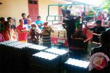 Keluarga besar Ateng Tanjaya siap membagikan minuman kaleng kepada 1700 anggota Damkar Kota Pontianak dalam rangka menyambut perayaan Imlek 2568 pada 28 Januari 2017  . (Foto Antara Kalbar/Slamet Ardiansyah)