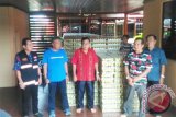 Keluarga besar Ateng Tanjaya siap membagikan minuman kaleng kepada 1700 anggota Damkar Kota Pontianak dalam rangka menyambut perayaan Imlek 2568 pada 28 Januari 2017  . (Foto Antara Kalbar/Slamet Ardiansyah)