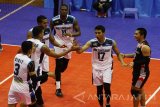 Tim Pebola voli palembang Bank Sumsel Babel melakukan selebrasi usai mengalahkan tim voli Batam Sindo BVN dalam pertandingan Proliga 2017 Seri I Putaran I di GOR Ken Arok, Malang, Jawa Timur, Minggu (29/1). Tim Palembang Bank Sumsel Babel menaklukkan tim Batam Sindo BVN dengan skor 3-0 (25-15, 25-17, 25-17). Antara Jatim/Ari Bowo Sucipto/zk/17