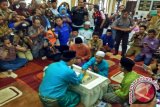 Jambi - Wali Kota Jambi Syarif Fasha menuntun warga SAD mengucapkan dua kalimat syahadat untuk menjadi mualaf di Balai Adat Kota Jambi, Senin (30/1)    (Antarajambi.com/Gresi Plasmanto)