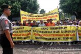 Massa berunjuk rasa di halaman Pengadilan Negeri Tulungagung, Jawa Timur, Senin (30/1). Aksi itu digelar bersamaan dengan digelarnya sidang perdana gugatan lahan eks-Perkebunan Kaligentong seluas 1.420 hektare yang masih disengketakan antara warga di lima desa tiga kecamatan, Tulungagung selatan dengan TNI. Antara Jatim/Destyan Sujarwoko/zk/17