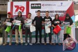 Perwakilan dari Bank Kalsel (tengah) usai menyerahkan hadiah foto bersama dengan tujuh dari 10 nominator lomba foto kerja sama LKBN ANTARA-PT Adaro Indonesia di panggung lomba Siring Sungai Martapura jalan Piere Tendean Banjarmasin, Minggu (29/1). Pada lomba tersebut diikuti  sebanyak 239 foto dari 68 fotografer dari Kalimantan Selatan dan Kalimantan Tengah.(Foto Antaranews Kalsel/Herry Murdy Hernawan/f) 