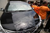 Polisi menunjukan empat orang tersangka penggelapan mobil rental beserta barang bukti kejahatan berupa mobil Avanza warna hitam di hadapan wartawan di Polsek Pesantren, Kota Kediri, Jawa Timur, Senin (30/1). Komplotan yang disinyalir polisi telah beberapa kali melakukan aksi kejahatan serupa tersebut menyewa mobil rental di area Kediri kemudian digadaikan ke penadah di pulau Madura. Antara Jatim/Prasetia Fauzani/zk/17