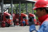 Petugas mengawasi antrian truk tangki pengangkut Bahan Bakar Minyak (BBM) saat mengisi BBM di Terminal Bahan Bakar Minyak (TBBM) Tanjung Perak, Surabaya, Jawa Timur, Senin (30/1). Selama tahun 2016, Pertamina Marketing Operation Region (MOR) V telah menyalurkan Bahan Bakar Minyak (BBM) dengan total volume 9.068.388 KL (untuk semua jenis BBM) sedangkan pada triwulan keempat 2016 Pertalite mengalami kenaikan konsumsi hingga 68 persen, Pertamax naik 22 persen dan Pertamina Dex naik hingga 59 persen. Antara Jatim/Didik Suhartono/zk/17