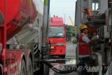 Petugas mengisi BBM ke truk tangki pengangkut BBM di Terminal Bahan Bakar Minyak (TBBM) Tanjung Perak Surabaya, Jawa Timur, Senin (30/1). Selama tahun 2016, Pertamina Marketing Operation Region (MOR) V telah menyalurkan Bahan Bakar Minyak (BBM) dengan total volume 9.068.388 KL (untuk semua jenis BBM) sedangkan pada triwulan keempat 2016 Pertalite mengalami kenaikan konsumsi hingga 68 persen, Pertamax naik 22 persen dan Pertamina Dex naik hingga 59 persen. Antara Jatim/Didik Suhartono/zk/17