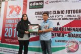 Leni Marlina, perwakilan dari PT Adaro Indonesia menyerahkan piagam kepada pemenang juara terbaik pertama  foto berjudul \