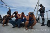 Tim VBSS (Visit Boarding Search And Saeizure) KRI Ahmad Yani-351 mengamankan awak kapal saat simulasi penyergapan kapal asing ilegal Latihan Pratugas Satgas Operasi Pengamanan Perbatasan (Pamtas) Maphilindo 2017 di Laut Jawa, Sabtu (21/1). Latihan VBSS itu untuk meningkatkan naluri tempur prajurit Koarmatim dalam kerjasama dan ketanggapsiagaan dalam mengantisipasi situasi saat melakukan pemeriksaan di laut. Antara Jatim/Syaiful Arif/zk/17