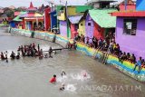 Sejumlah warga mengikuti Festival Ceburan (menepuk air) di Kali Lo, Banyuwangi, Jawa Timur, Minggu (8/1). Festival ceburan yang memainkan air hingga menimbulkan irama tersebut, digelar untuk melestarikan tradisi warga Banyuwangi serta mengkampanyekan kebersihan sungai. Antara Jatim/Budi Candra Setya/zk/17