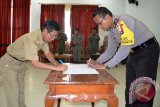 Bupati Barito Kuala, Kalimantan Selatan H. Hasanuddin Murad menyerahkan personil Satuan Perlindungan Masyarakat (Satlinmas) Pengamanan Pemilihan Umum Kepala Daerah (PAM Pilkada) Batola tahun 2017 kepada Polres Batola, di Aula Selidah Kantor Bupati, Senin (30/1). Foto:Antaranews Kalsel/Arianto/G.