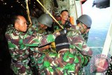 Dua prajurit TNI AU Yon 465 Paskhas dipandu tiga Jumping Master melakukan exit terjun penyegaran (jungar) dari pesawat Hercules C-130 di atas wilayah Lanud Supadio, Kabupaten Kubu Raya, Kalbar, Selasa (31/1). Sebanyak 209 prajurit TNI AU Yon 465 Paskhas melaksanakan jungar dan free fall, guna meningkatkan kemampuan keparaan dalam mengamankan NKRI. ANTARA FOTO/Jessica Helena Wuysang/17