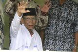 Anggota Dewan Pertimbangan Presiden (Watimpres) KH. Hasyim Muzadi melambaikan tangan kepada wartawan di Rumah Sakit Lavalette, Malang, Jawa Timur, Senin (16/1). KH Hasyim Muzadi yang sakit sejak Jumat tanggal 6 Januari lalu tersebut kini kesehatannya makin membaik dan diperkirakan akan segera diperbolehkan pulang oleh tim dokter. Antara Jatim/Ari Bowo Sucipto/zk/17