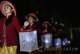 Peserta pawai lampion meramaikan perayaan Imlek di lingkungan hotel Aston Kota Madiun, Jawa Timur, Jumat (27/1) malam. Sebagian warga Tionghoa merayakan tahun baru Imlek di hotel tersebut dengan sejumlah hiburan, antara lain pawai lampion, penampilan barongsai, liang liong dan band. Antara Jatim/Siswowidodo/zk/17