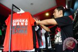 Pemilik gerai distro The WF, Kori Ariestiawan berada di antara jajaran Kaos Krewak bertema Singkawang hasil kreasinya yang dijual di Kota Singkawang, Kalbar, Jumat (27/1). Kaos Krewak yang merupakan souvenir khas Singkawang tersebut, dijual seharga Rp80 ribu hingga Rp100 ribu per buah. ANTARA FOTO/Jessica Helena Wuysang/16